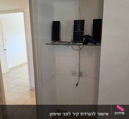 מדף עם רמקולים ומערכת שמע בקיר לבן